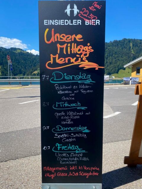 Mittagsmenü im Seeblick - frisch, lecker #innerthal #wägitalsee #mittagsmenüs #schmeckenlassen #restaurantseeblick & regional 🍽️
Von Dienstag bis Freitag servieren wir euch zwischen 11:00 und 14:00 Uhr ein täglich wechselndes Mittagsmenü
mit Vorspeise, Hauptgang und einer Kugel Glace dazu ein 3 dl alkoholfreies Getränk und das alles für nur CHF 22.50

Weil wir wissen, dass gutes Essen auch im Alltag Freude macht, gibt’s bei uns ein kleines Extra:
Jedes 11. Mittagessen geht aufs Haus!
Ein Dankeschön an alle, die regelmässig bei uns einkehren, mit uns plaudern, lachen und den See geniessen.

Und für alle, die’s mittags eilig haben:
👉 Einfach kurz anrufen (055 446 5500) wir nehmen eure Bestellung gerne schon vorab entgegen.
Dann steht euer Teller bei der Ankunft bereits bereit.

„Eifach ässe, schnufe und d’Seel am See la baumle.“