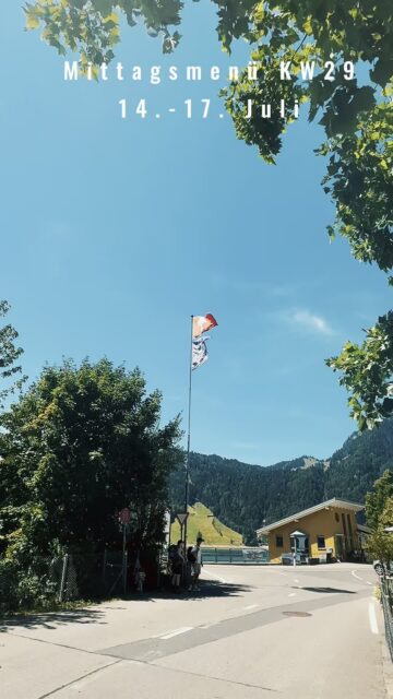 🍽️ Mittagsmenü im Seeblick. Frisch, regional und mit Aussicht.

Von Dienstag bis Freitag, 11:00 bis 14:00 Uhr, erwartet euch täglich ein frisch zubereitetes Mittagsmenü.

🥗 Vorspeise
🍽️ Hauptgang
🍨 1 Kugel Glace
🥤 3 dl alkoholfreies Getränk

Alles zusammen für nur CHF 22.50.

Als kleines Dankeschön für unsere treuen Mittagsgäste gilt bei uns:
🎁 Jedes 11. Mittagsmenü schenken wir euch.

Habt ihr es mittags etwas eilig?
📞 Ruft uns einfach kurz an und bestellt euer Menü vor. So steht euer Essen bei eurer Ankunft bereits für euch bereit.

Ob in der Mittagspause, mit Arbeitskollegen, nach einer Wanderung oder auf der Durchreise: Im Restaurant Seeblick Wägital geniesst ihr ehrliche Küche, herzliche Gastfreundschaft und den Blick auf den Wägitalersee.

💬 «Eifach ässe, schnufe und d’Seel am See la baumle.»

#RestaurantSeeblickWägital #wägitalsee #Wägital #Mittagsmenü #RegionalGeniessen #SchweizerKüche #Mittagspause #Seeblick #Innerthal #GutEssen #Auszeit