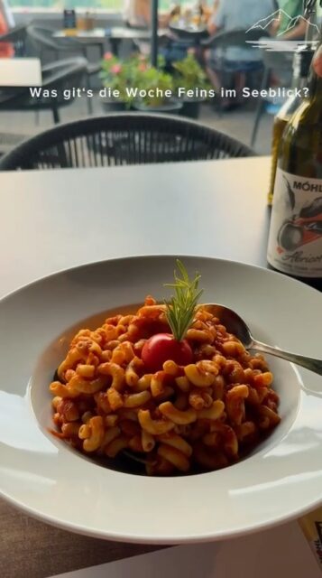 Von Schweins-Würstli über grilliertes Pouletbrüstli bis zu Gnocchi an Gorgonzolasauce. Worauf habt ihr diese Woche am meisten Lust?
Schreibt uns euren Favoriten in die Kommentare:
Dienstag, Mittwoch, Donnerstag oder Freitag? 👇
Das Menü für Fr. 22.50 beinhaltet eine kleine Vorspeise, eine Kugel Glace und ein 3-dl-Süssgetränk.
Wir freuen uns auf euch im Restaurant Seeblick! ☀️🏔️
#RestaurantSeeblick #Mittagsmenü #Wochenmenü #Mittagessen #innerthal