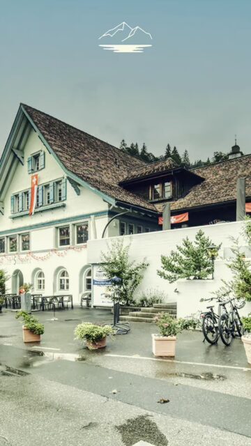 Aus einem Bündnis entstand über Jahrhunderte eine gemeinsame Geschichte.  Am 1. August feiern wir deshalb nicht nur die Schweiz, sondern Zusammenhalt, Heimat und die Zeit miteinander.  Und wo könnte man das schöner tun als bei einem gemütlichen Brunch mit Blick auf See und Berge? 🇨🇭 Nationalfeiertagsbrunch im Restaurant Seeblick 
📅 1. August 
🕙 ab 10.00 Uhr

 #nationalfeiertag🇨🇭 #innerthal #RestaurantSeeblick #wägitalersee #SchweizerKüche #Auszeit #GutEssen #Schweiz #genusstour #ausflug
