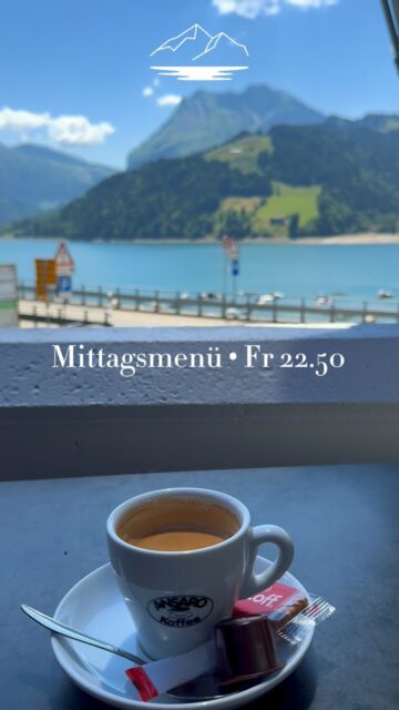 S’neue Mittagsmenü isch da! 🍽️
Ob Wienerli mit Rosmaries-Kartoffelsalat, paniertes Schweinskotelett, Bratwurst mit Wirz oder Gnocchi Bolognese…die Wuche wartet wieder jede Tag öppis Feins uf dich.
Dienstag bis Freitag ab 11 Uhr
Mittagsmenü für Fr. 22.50
inkl. kleiner Vorspeise, 1 Kugel Glace und 3 dl Süssgetränk.
Und d’Aussicht uf de Wägitalersee git’s natürlich dezue. 💙💚
Welches Menü isch din Favorit?
#RestaurantSeeblick #Wägitalersee #Mittagsmenü #Innerthal #schwyz