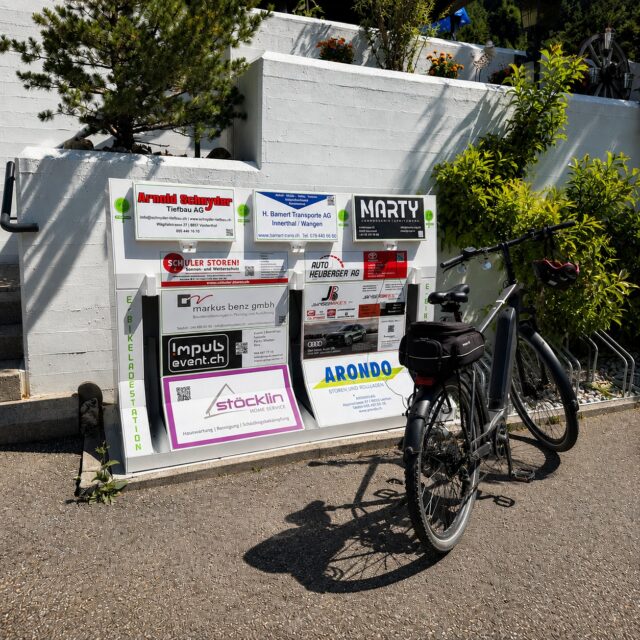 Neu bei uns: Jetzt tankt nicht nur ihr, sondern auch euer Bike! 🚴⚡
Keine Ausrede mehr, der Akku sei leer. Am Restaurant Seeblick könnt ihr eurem E-Bike neue Energie gönnen, während ihr euch mit einem feinen Essen, einem kühlen Getränk oder einem Dessert stärkt.
Ihr tankt Genuss.
Euer Bike tankt Strom.
Win Win. 😄
Wir freuen uns auf euren Besuch im Restaurant Seeblick am wunderschönen Wägitalsee! 🌊
#restaurantseeblick #wägitalsee #innerthal #ebike #ebikeladestation #veloliebe #ausflug #Schweiz #genusstour #radfahren